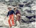 Jean Charles et Fr�d�rick Sotty .. viennent de d�gager un immense tronc de Lycophyta fossile .. dans une couche de gr�s 4 m�tres sous les couches � nodules .. on peut voir les racines fossiles