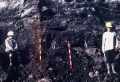 Couches de schiste tr�s noir sous une lentille gr�seuse de 5 m�tres dans laquelle nous avons trouv� des insectes, pr�paration par Estelle Sotty et Fr�d�rick Sotty