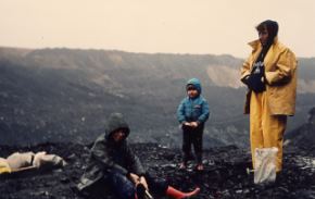 Les fouilles dans les couches fossilif�res � nodules .. toute la famille est mobilis�e .. y compris Alexandre (4ans) sur la photo Dominique Pesce et Annie Sotty